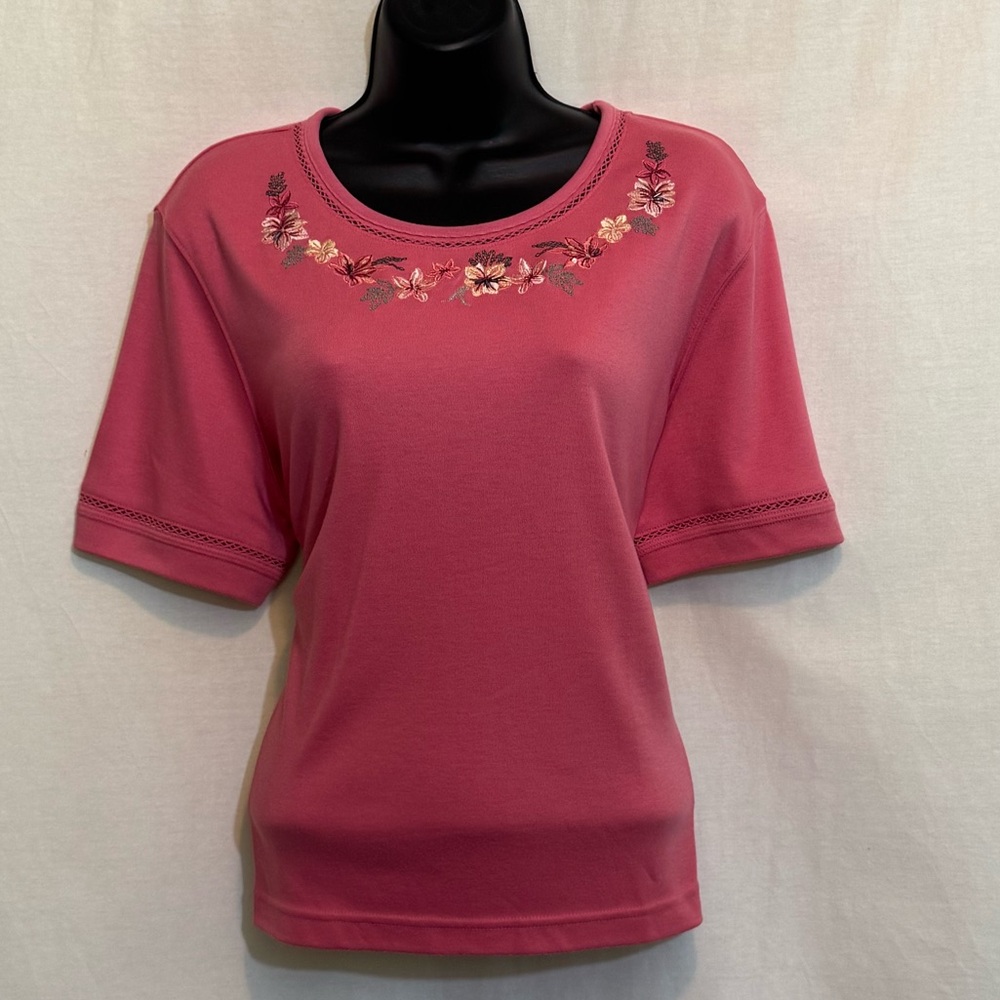 C-64 Koret Pink Embroidered & Lace Detail Short Sleeve Pullover Blouse Size L